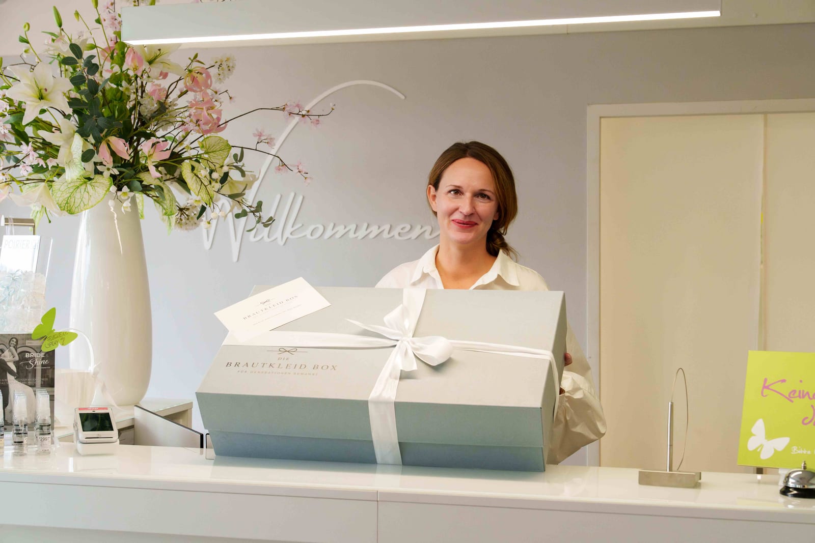 Übergabe des Brautkleides im Atelier zur Reinigung und Verpackung